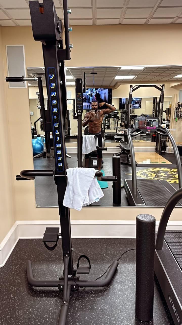 app下载-八点不到詹姆斯完成早上训练 晒出自拍照&amp;amp;泡冰水恢复视频