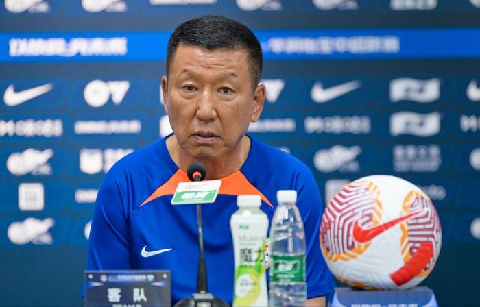 官方网站-2分钟吃红+停赛5场！中足联官宣重磅罚单，泰山中场辱骂裁判被罚