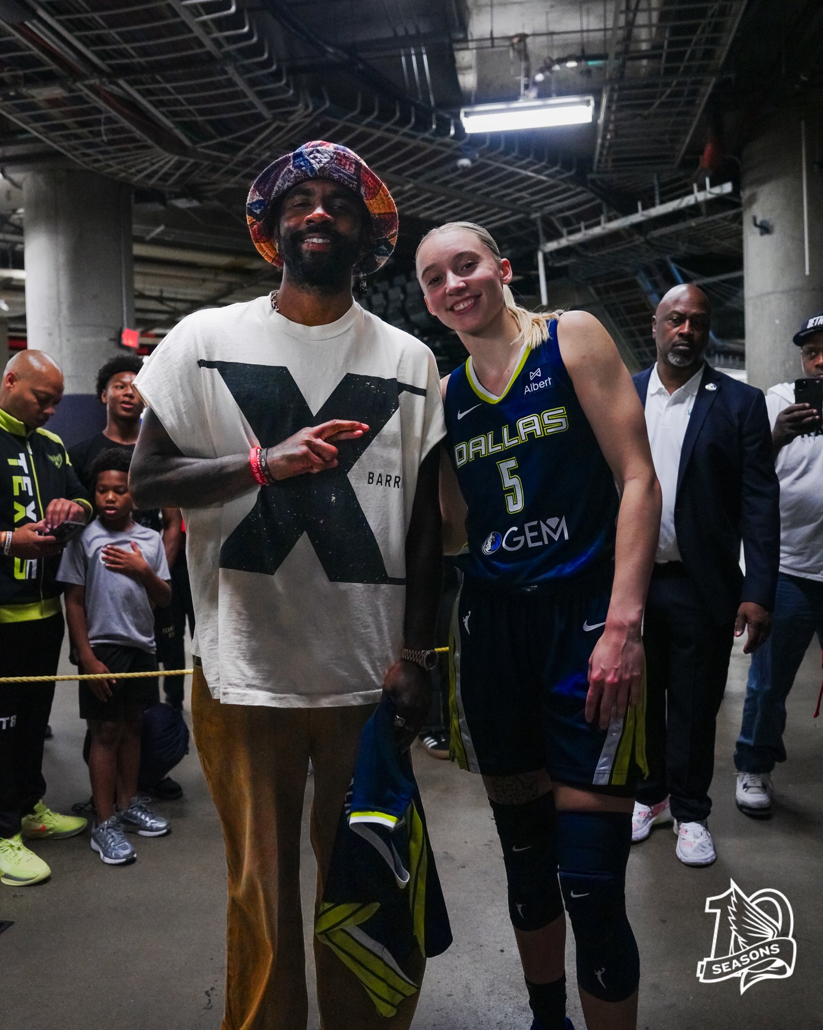 🤩最爱球员来看自己比赛！佩奇赛后与偶像欧文合影&amp;拥抱致意