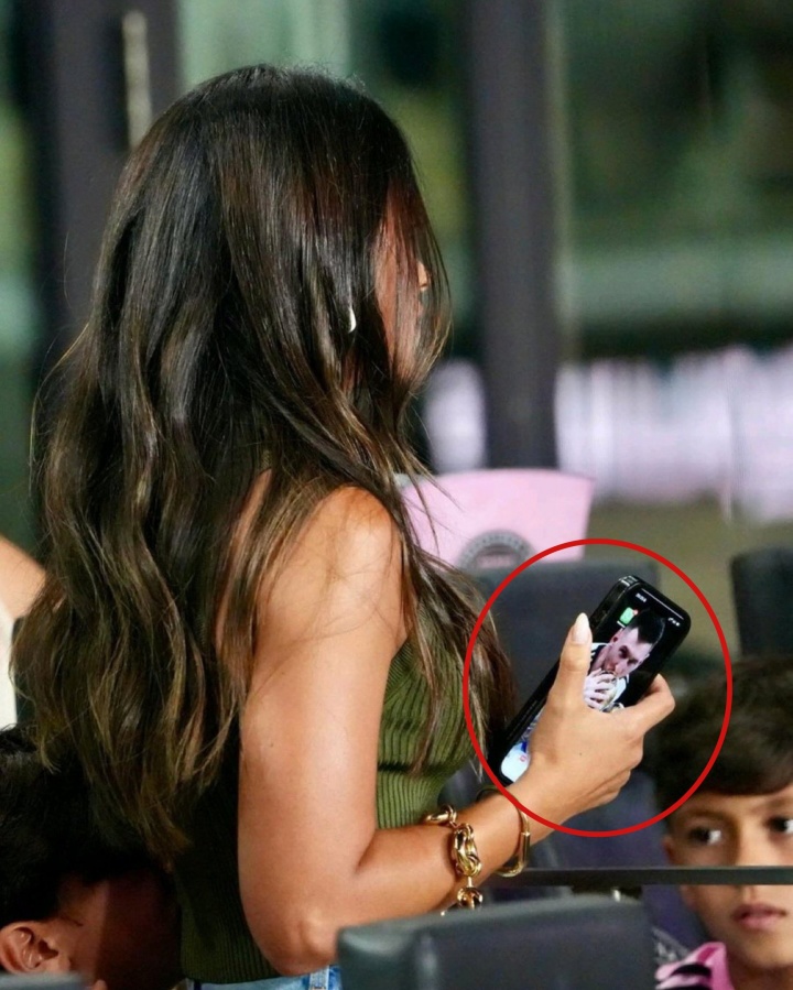 安东内拉手机屏保曝光：定格梅西亲吻世界杯的永恒瞬间