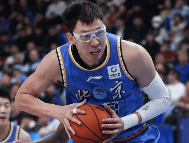 在线入口-周琦半场出战11分钟，投篮2中1得到3分7篮板1抢断2盖帽